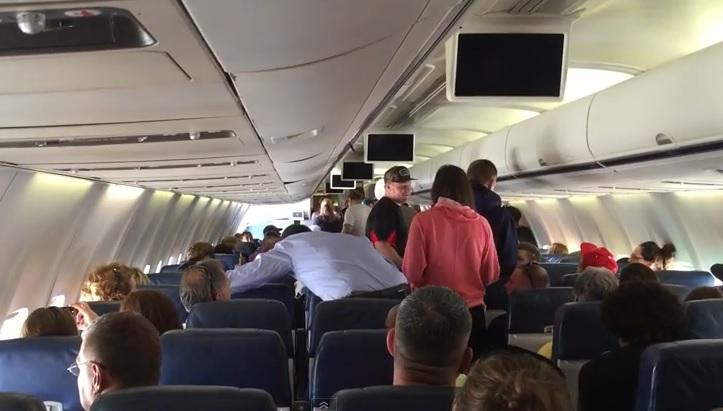 &quot;Aţi pus-o! Am fost în Africa şi am Ebola!&quot;. Scenă INCREDIBILĂ în timpul unui zbor al US Airways spre Republica Dominicană (VIDEO)