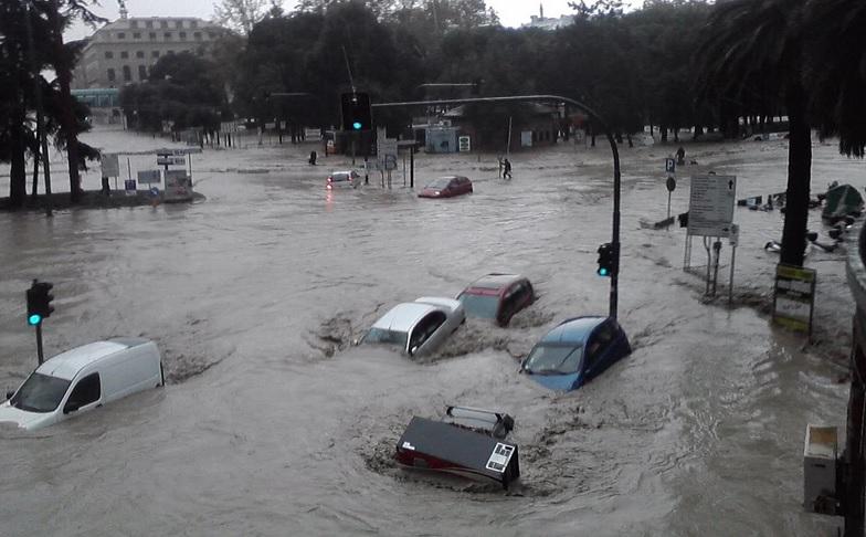 Inundaţii de proporţii în Genova. Apă de doi metri pe străzi, alunecări de teren, zeci de maşini luate de şuvoaie (VIDEO)