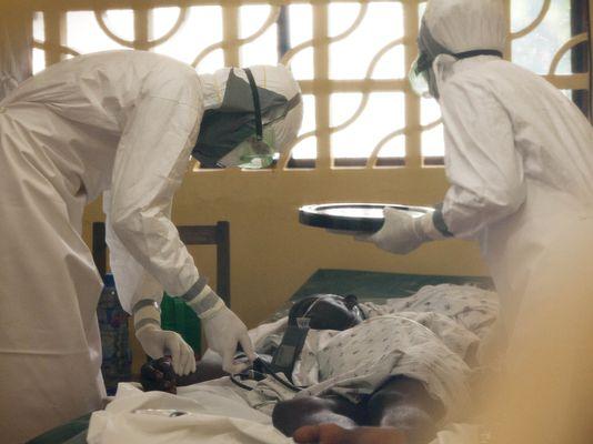 Îngrijitor de la spitalul din Texas, unde a fost internat liberianul cu Ebola, diagnosticat şi el cu Ebola