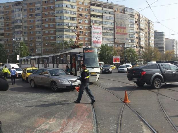 ACCIDENT GRAV în Capitală. Un autobuz a fost lovit de tramvai în zona Dristor. Şapte persoane au fost rănite