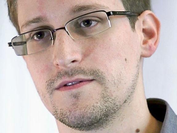 Edward Snowden AVERTIZEAZĂ: RENUNȚAȚI la FACEBOOK, GOOGLE și DROPBOX