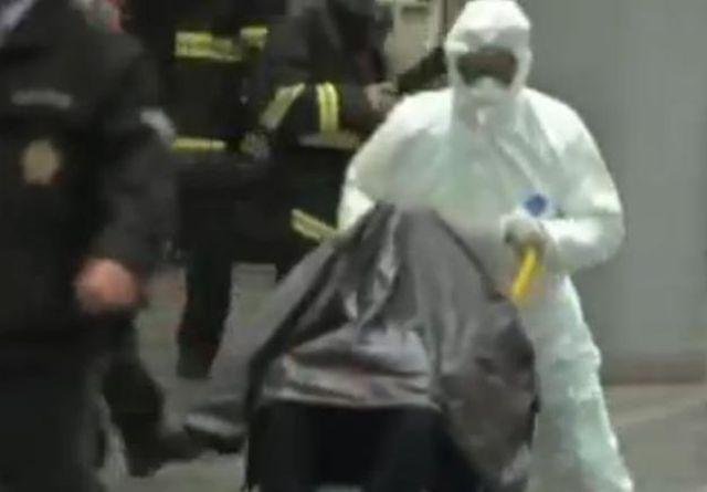 PANICĂ în gara din Praga! Suspect de Ebola, &quot;împachetat&quot; în plastic şi cărat cu căruciorul de bagaje (VIDEO)