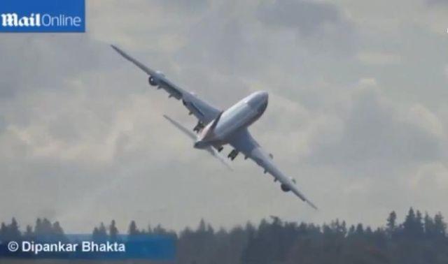 Scenă DRAMATICĂ pe un aeroport din SUA! Pilotul unui Boeing îşi ia RĂMAS BUN la câteva secunde după decolare (VIDEO)