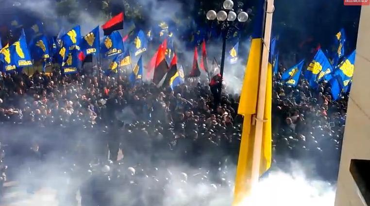 Rada de la Kiev, atacată cu cocktailuri Molotov de activiştii organizaţiei &quot;Svoboda” (VIDEO)