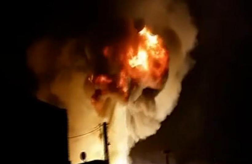 Incendiu puternic la un depozit cu reziduuri periculoase, între Râşnov şi Predeal. Focul a izbucnit într-o fostă fermă de animale