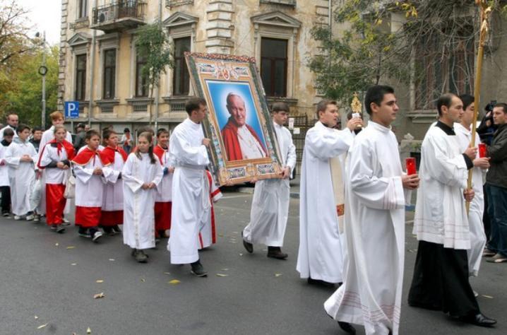 Procesiune cu relicva Sfântului Papă Ioan Paul al II-lea, astăzi, pe străzile Capitalei