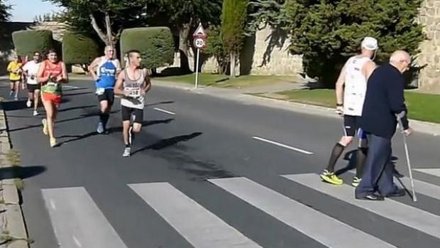 Un maratonist s-a oprit din alergare, pentru a ajuta un bătrân să treacă strada VIDEO