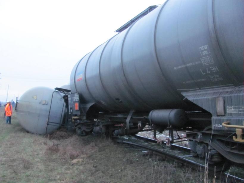 Un vagon-cisternă încărcat cu 60 de tone de motorină a deraiat şi s-a răsturnat în judeţul Sălaj
