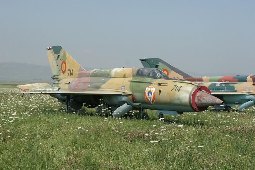 Unui avion MiG-21 LanceR de la baza din Câmpia Turzii i-au căzut, ÎN ZBOR, rezervoarele suplimentare de combustibil