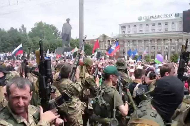 Situație tensionată la Donețk. Rebelii au comasat blindate în zona aeroportului și le cer locuitorilor să plece