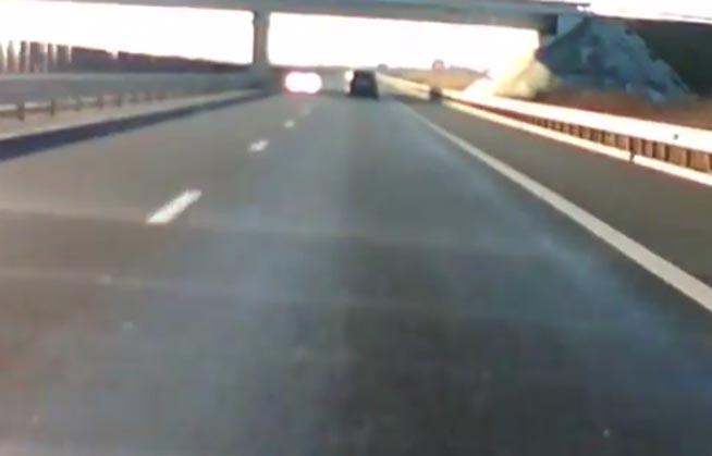 &quot;Bă, eşti prost?! Să mor dacă nu...!&quot; - reacția unui șofer ce conducea pe Autostrada A1 (VIDEO)