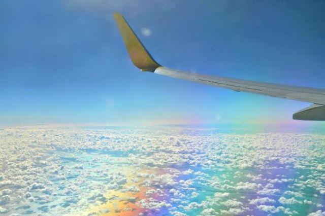 Aşa ceva vezi doar O DATĂ ÎN VIAŢĂ! Momentul ULUITOR în care un avion de pasageri zboară fix deasupra unui curcubeu (VIDEO)