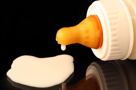 Farmacişti atacaţi cu lapte de sân de o hoaţă care a fugit cu banii din casa de marcat