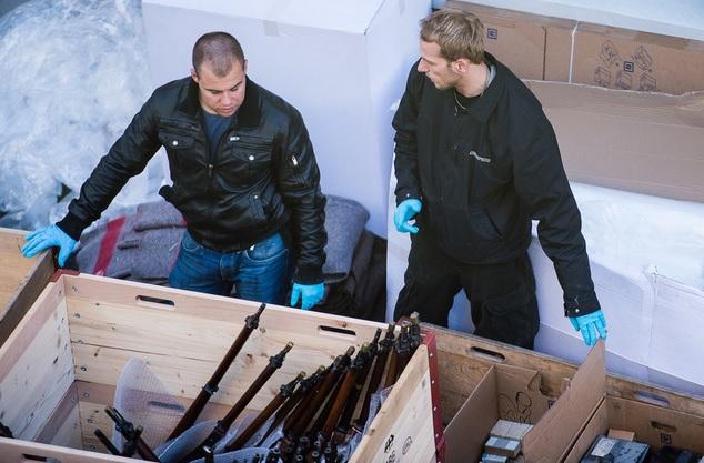 Descoperire INCREDIBILĂ. Poliţia din Elveţia a găsit mii de arme şi zeci de cutii cu muniţii în pivniţa unui pensionar