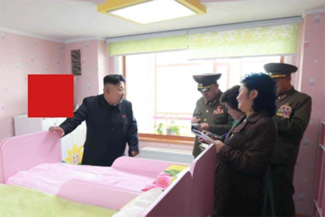 VIDEO. Detaliul glumeț dintr-o fotografie a lui Kim Jong-un, care va da de muncă plutonului de execuție! 