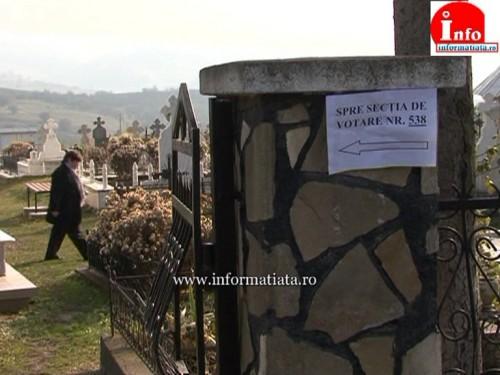 FOTO. Într-un sat din Suceava... La vot printre morminte!