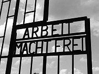 O poartă având inscripționată lozinca &quot;Arbeit macht frei&quot;, furată din lagărul de la Dachau