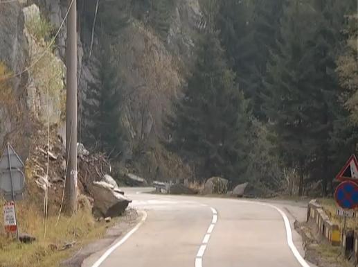 (VIDEO) Detonare de stânci pe Transfăgărăşan. Turiştii au luat bolovani acasă drept suveniruri