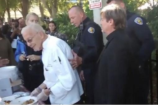 Bărbat de 90 de ani, arestat pentru că a hrănit neregulamentar oamenii fără adăpost din oraşul său