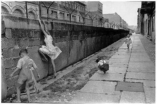 25 de ani de la căderea Zidului Berlinului. “Un nou Război Rece este posibil”, avertizează Mihail Gorbaciov