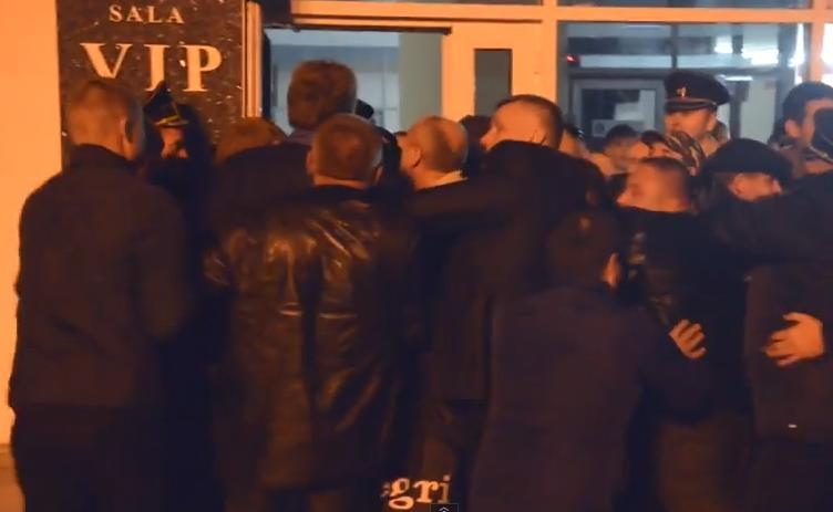 Încăierare pe aeroportul din Chişinău. Liderul Transnistriei, împiedicat să meargă la Moscova! (VIDEO)
