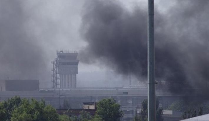 Bombardamente la Doneţk. Rebelii încearcă să preia controlul aeroportului (VIDEO)