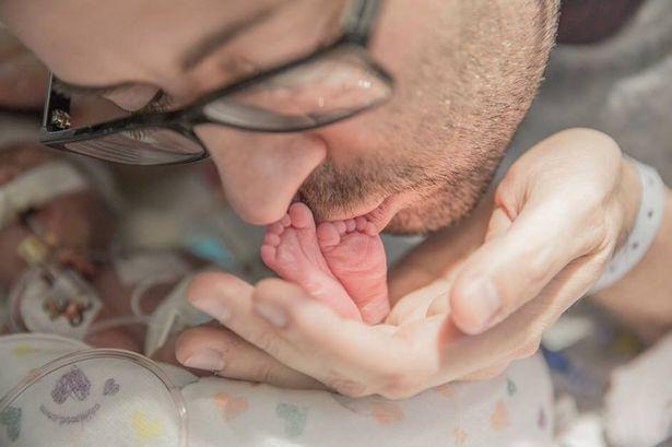 SFÂȘIETOR! Cântecul unui tată la căpătâiul bebelușului său PE MOARTE. Mama murise în urma unor complicații la câteva ore după naștere (VIDEO)