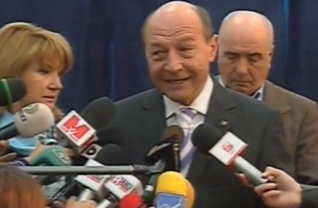 (VIDEO) Traian Băsescu continuă să încalce regulile. Campanie electorală în SECŢIA DE VOTARE!