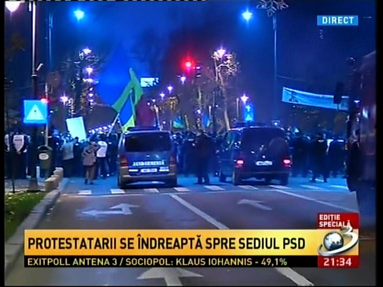 Echipa de filmare Antena 3, agresată de manifestanții care &quot;sarbatoreau&quot; victoria lui Iohannis (VIDEO)