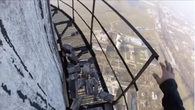 (VIDEO AMEȚITOR) Dornic de faimă, un ROMÂN s-a filmat escaladând una dintre cele mai înalte structuri din țară (280m)