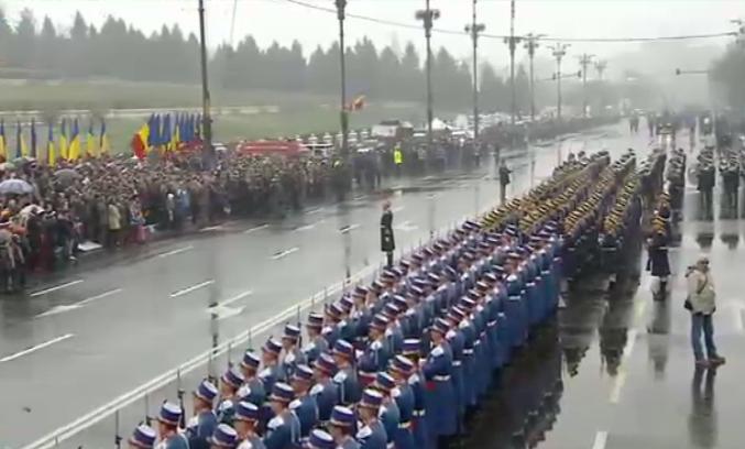 ZIUA NAŢIONALĂ A ROMÂNIEI. Peste 2700 de militari români şi străini au defilat la PARADA MILITARĂ din Piaţa Constituţiei