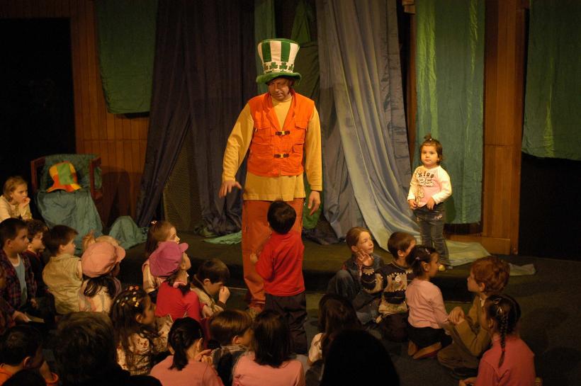 Magicienii şi “Darul lui Moş Crăciun”. La 65 de ani, Teatrul pentru Copii “Gong” din Sibiu îşi invită publicul în mijlocul magiei