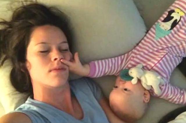 SENZAŢIE PE INTERNET, face milioane de vizualizări! Un bebeluş nu vrea nici în ruptul capului ca mama lui să doarmă! (VIDEO)