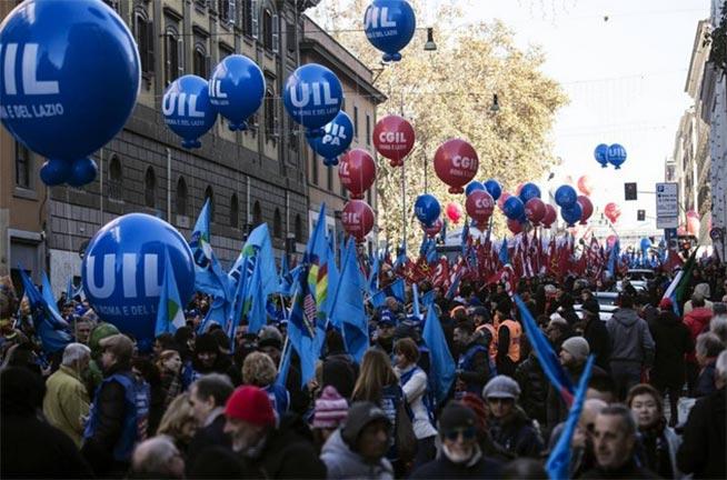 GREVĂ GENERALĂ în Italia! Zeci de mii de oameni au protestat faţă de politicile guvernului Matteo Renzi (VIDEO)