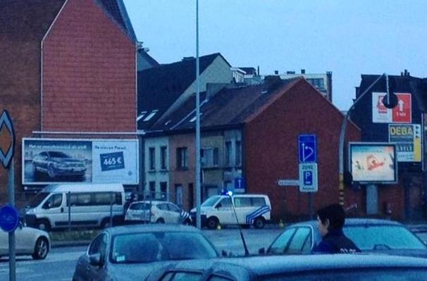 ALERTĂ teroristă în Belgia. Patru bărbaţi înarmaţi au luat un ostatic şi s-au baricadat într-un apartament din Gent