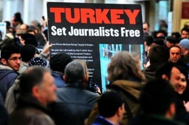 Zeci de ziarişti, arestaţi în Turcia pentru conspiraţie. ERDOGAN: UE să-şi vadă de treabă!