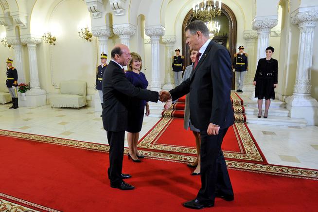 Punct şi de la capăt. Băsescu a încheiat 10 ani la Cotroceni, Iohannis vrea să uimească lumea cu România lucrului bine făcut