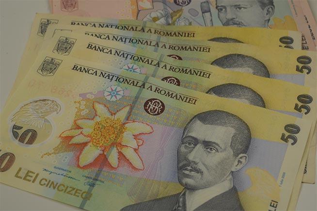 Două din trei plăţi se fac cu banii jos. Numerarul e cea mai răspândită formă de plată în România