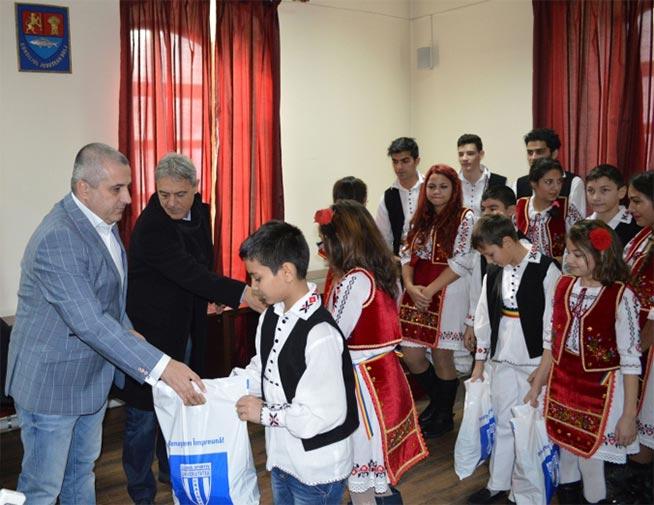 Universitatea Craiova a împărţit daruri copiilor instituţionalizaţi