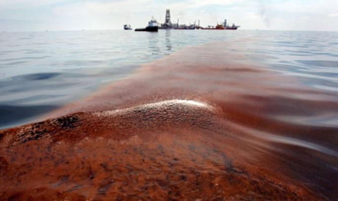 ALERTĂ ECOLOGICĂ: Marea Neagră, POLUATĂ cu petrol deversat de la un oleoduct rusesc!