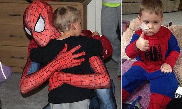 Băiețelul bolnav de cancer, care a EMOȚIONAT o lume întreagă când tatăl lui s-a costumat în Spiderman, a MURIT în somn, în noaptea de Ajun (VIDEO)