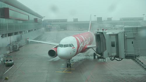 Un avion Airbus 320 al AirAsia a ieșit de pe pistă. Aeronava a aterizat în condiţii de vânt puternic