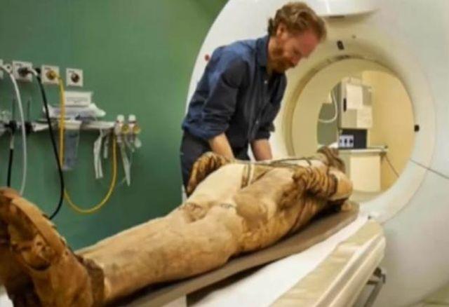 DESCOPERIRE INCREDIBILĂ. Ce au găsit egiptologii în craniul unei mumii vechi de 2.600 de ani (VIDEO)