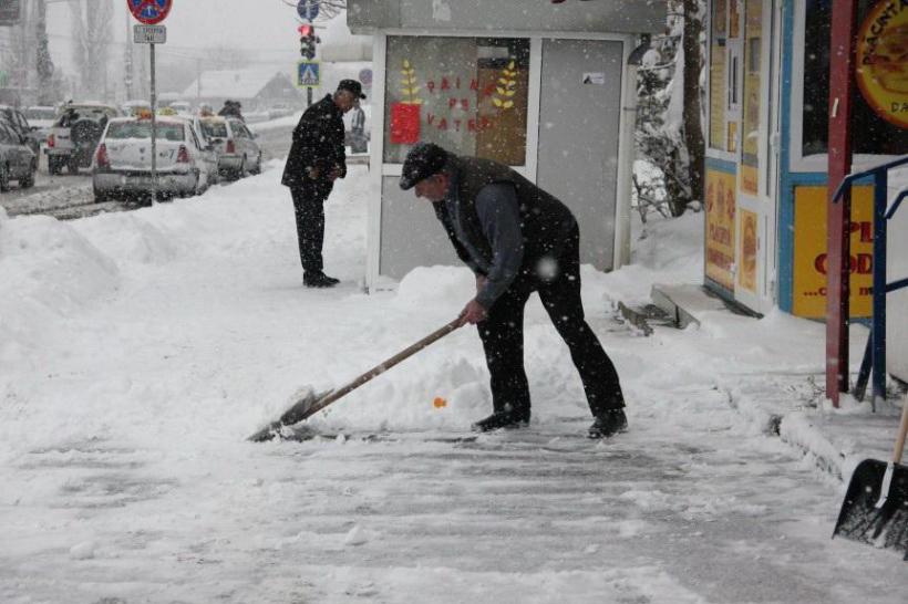 București. Sute de somații și zeci de sancțiuni pentru neîndepărtarea zăpezii și țurțurilor