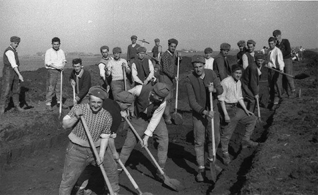 La “luptă”, cu lopata în mână! Armata la “diribau” (pe şantierele patriei). Muncă silnică pentru că unchiul s-a stabilit în Germania  18499400