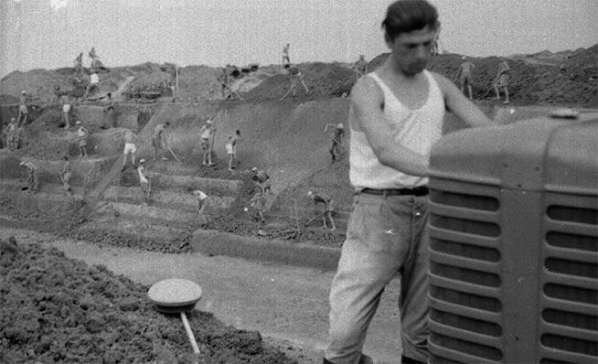 La “luptă”, cu lopata în mână! Armata la “diribau” (pe şantierele patriei). Muncă silnică pentru că unchiul s-a stabilit în Germania  18499401