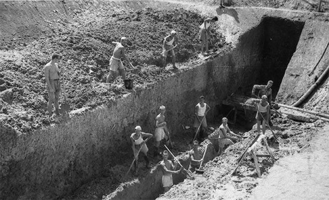 La “luptă”, cu lopata în mână! Armata la “diribau” (pe şantierele patriei). Muncă silnică pentru că unchiul s-a stabilit în Germania  18499402