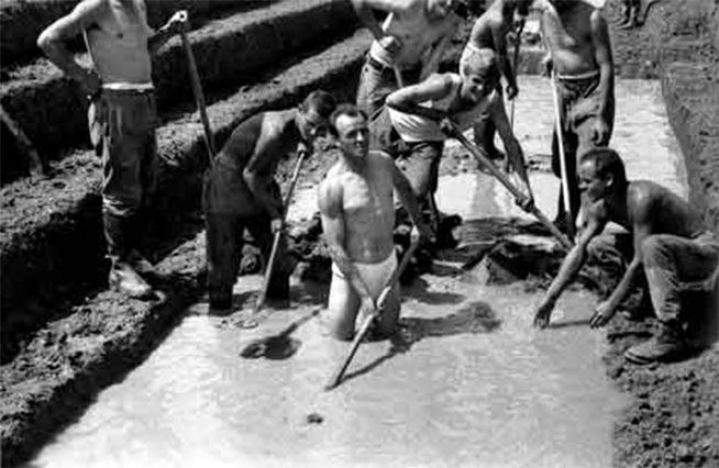 La “luptă”, cu lopata în mână! Armata la “diribau” (pe şantierele patriei). Muncă silnică pentru că unchiul s-a stabilit în Germania  18499406