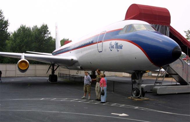 Avioanele lui Elvis, la vânzare