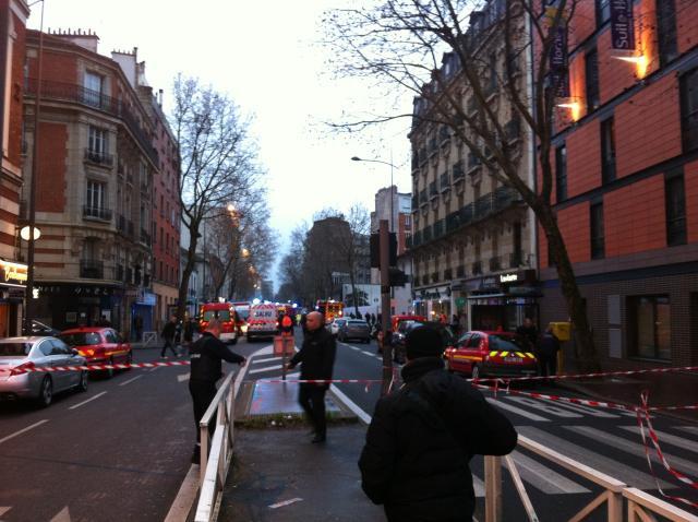 Suspectii, localizati in nordul Frantei. Explozie în apropierea unei moschei şi focuri de armă în Paris